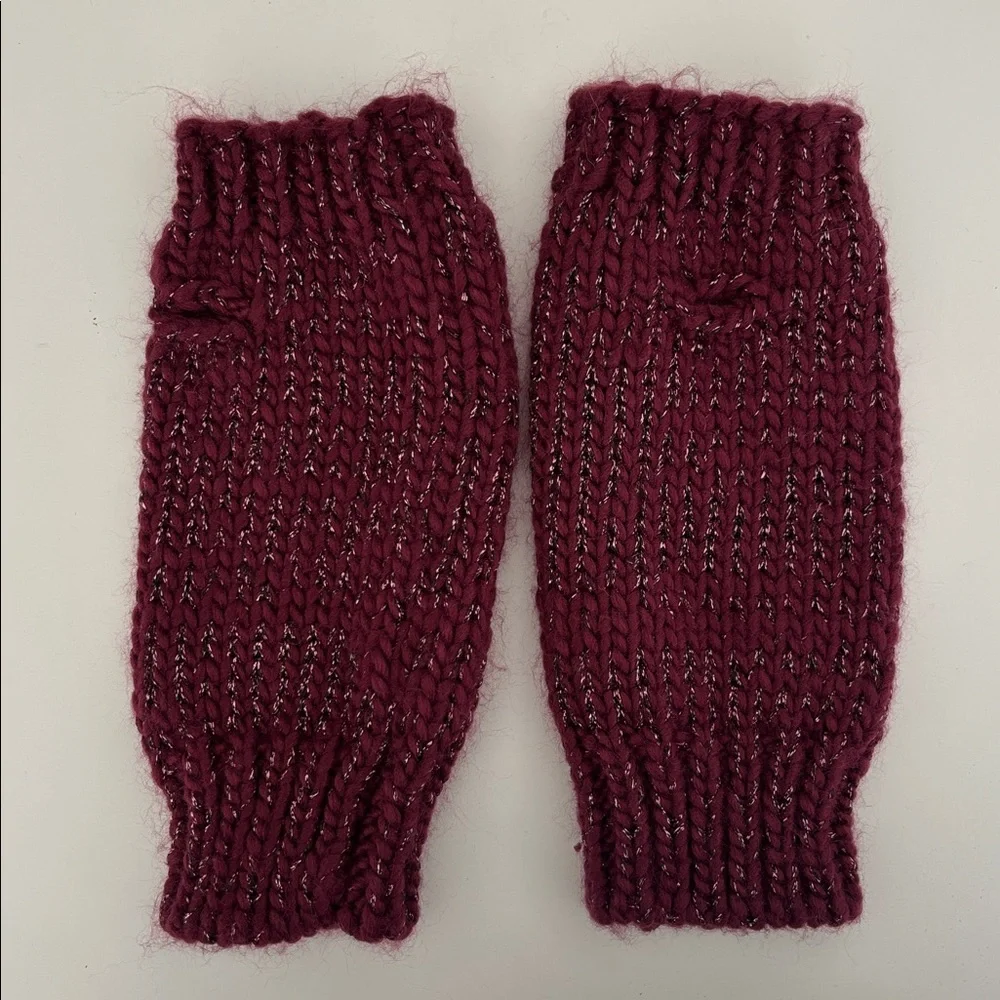 Chloe + Isabel Berry‎ Pom-Pom Beanie with Starburst Removable Pin & Knit Gloves